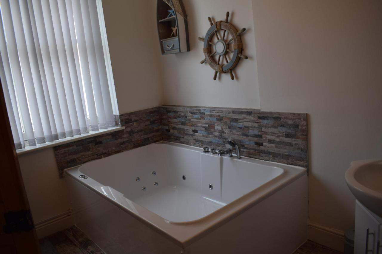 The Buxton Retreat A Luxurious 3-Storey Townhouse With Four Poster Bed And Double Jacuzzi Bath" 외부 사진