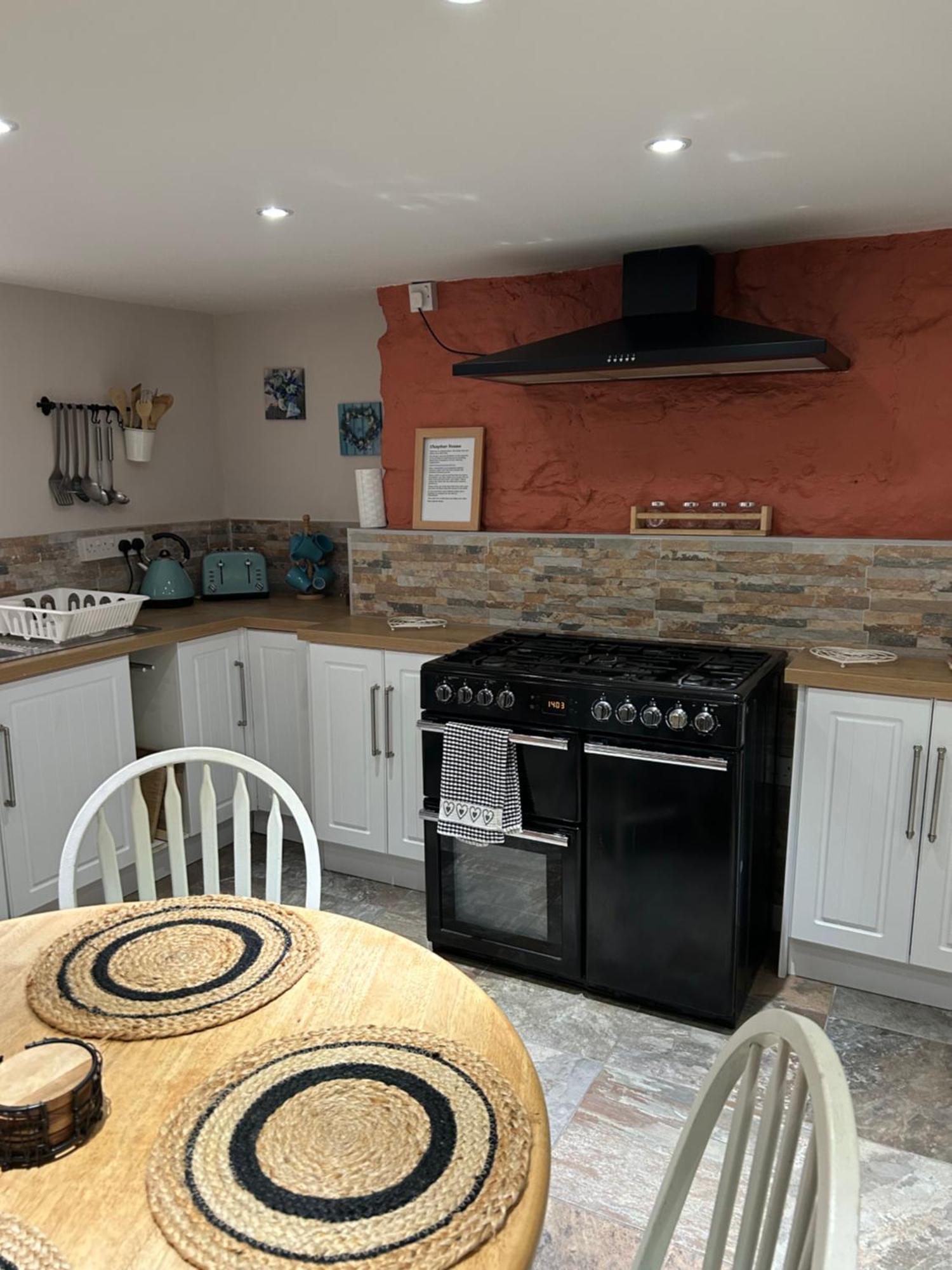 The Buxton Retreat A Luxurious 3-Storey Townhouse With Four Poster Bed And Double Jacuzzi Bath" 외부 사진