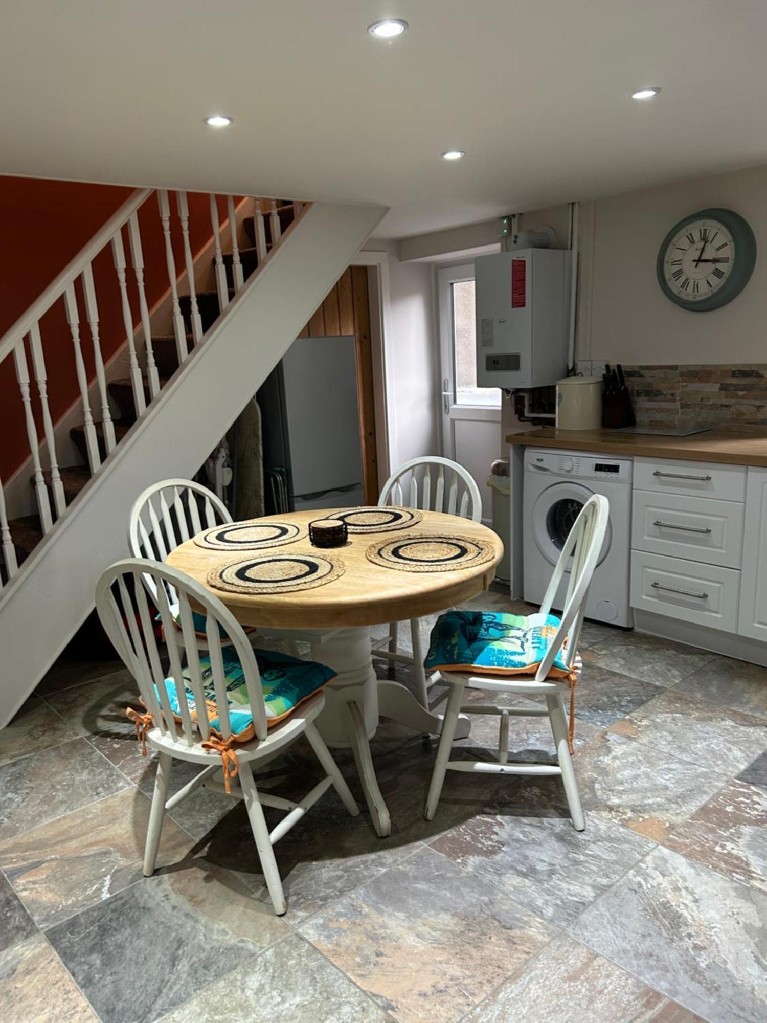The Buxton Retreat A Luxurious 3-Storey Townhouse With Four Poster Bed And Double Jacuzzi Bath" 외부 사진