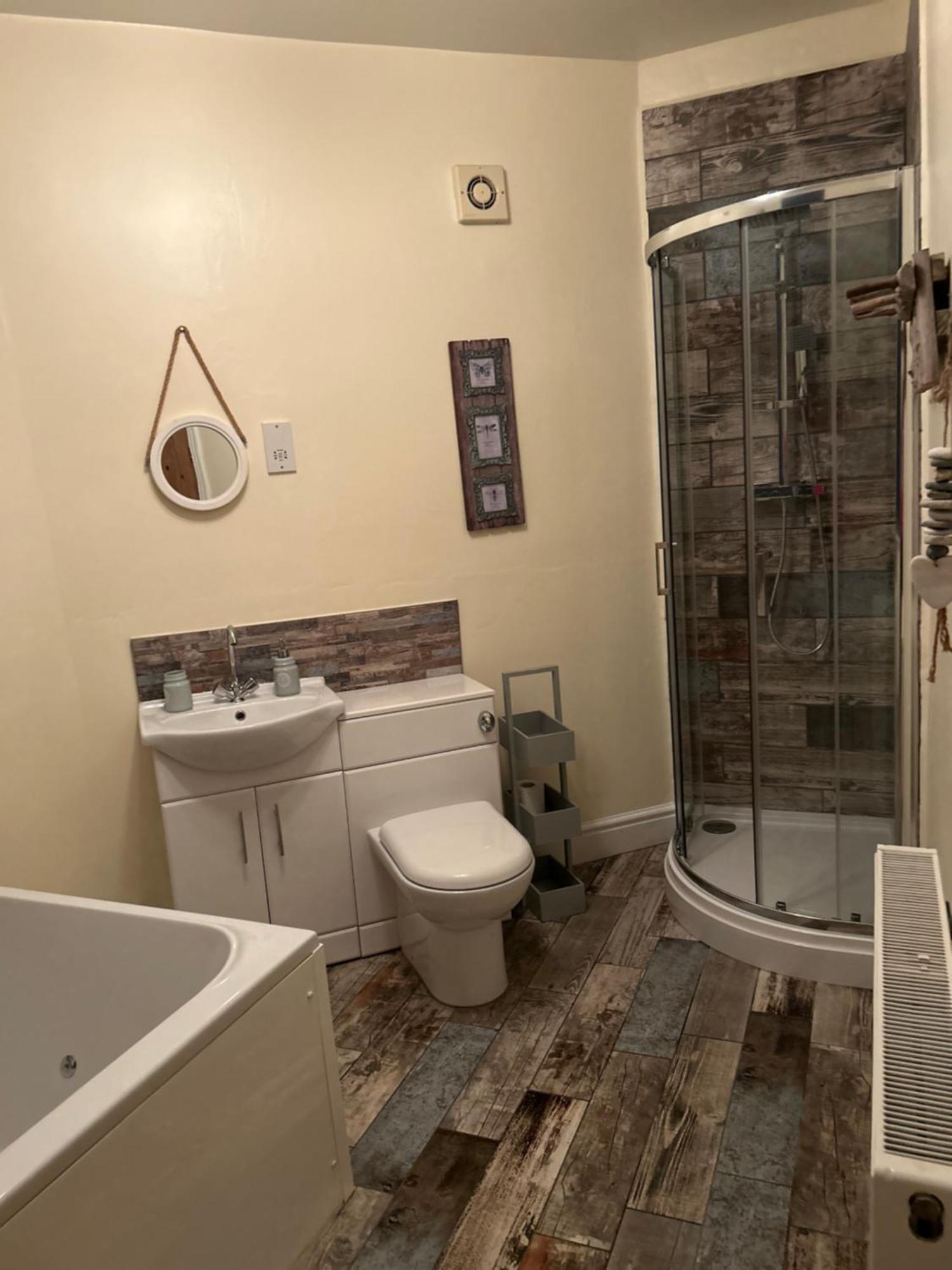 The Buxton Retreat A Luxurious 3-Storey Townhouse With Four Poster Bed And Double Jacuzzi Bath" 외부 사진